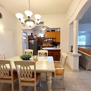  Holiday home Welcome To The Unpretentious And Breezy Graceville, Steps Away From The